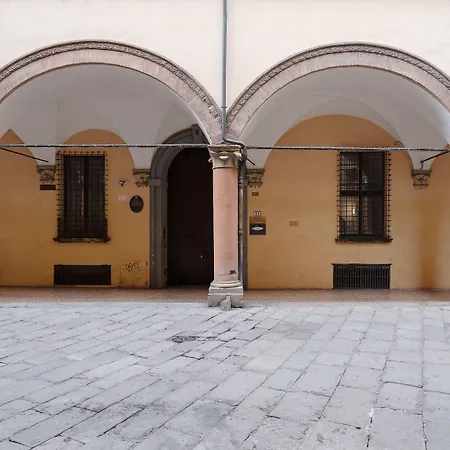 Апартаменты In The Shadow Of The Two Towers *