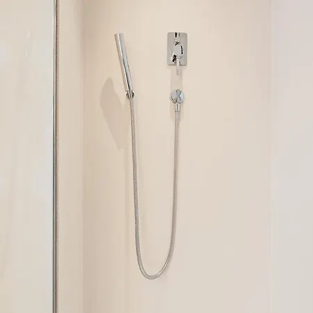 In The Shadow Of The Two Towers 博洛尼亚