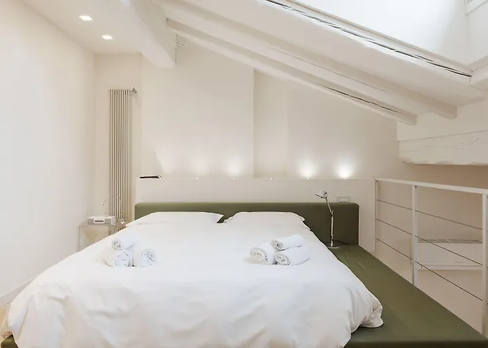 In The Shadow Of The Two Towers Appartement