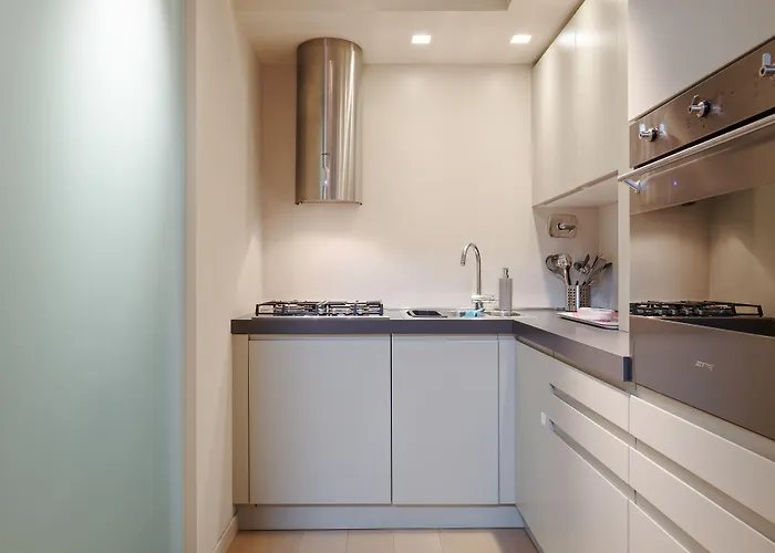 In The Shadow Of The Two Towers * Bologne