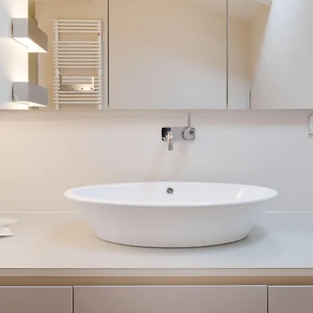 In The Shadow Of The Two Towers Apartman